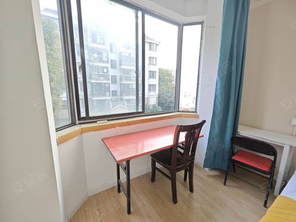 上海闵行莘庄南广场江南苑1号线莘庄地铁口,出门就是地铁站,仲盛商城