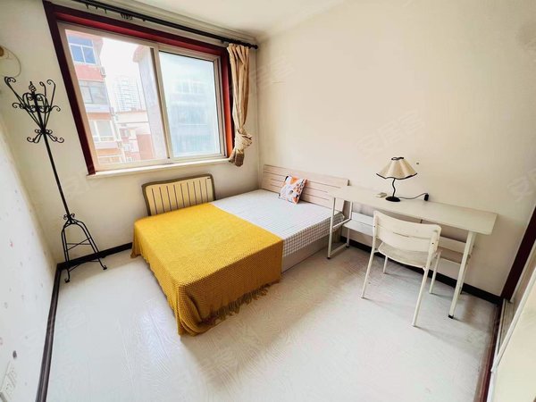 大连沙河口星海广场星海二街小区下楼星海广场 可短租月付 有空调 带阳台 有厨房 采光位置好出租房源真实图片