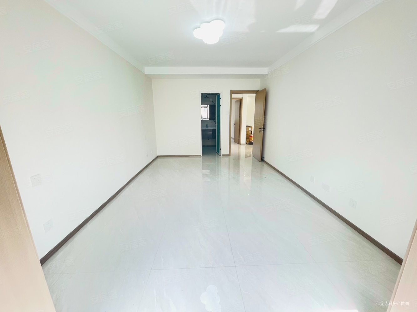 世纪华庭3室2厅2卫152㎡南北119.69万