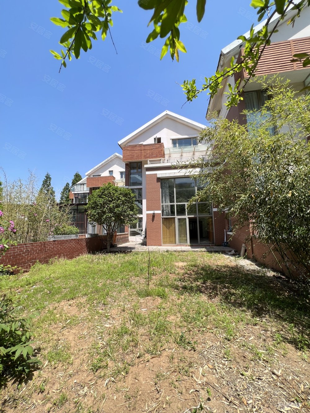 城阳区赠送两百平米大院子别墅4层,千禧国际村二期水映杉墅二手房,339