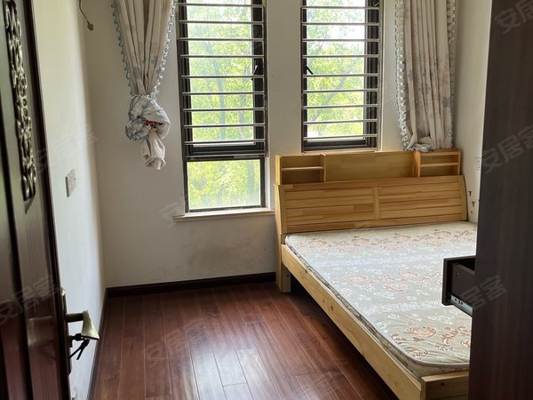 泰州海陵城南世茂河滨花园(公寓)世茂河滨花园 电梯三房精装修 随时