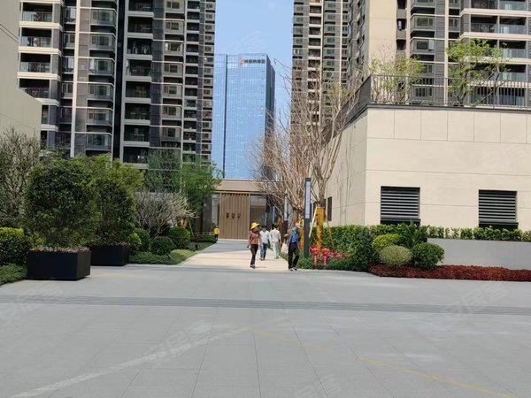 深圳坪山坪山万樾府锦龙地铁口万樾府 近比亚迪 创新