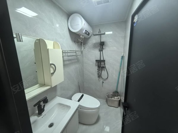 包头青山民主路民主路5号街坊民主路五号街坊 一机一中附近 精装四楼婚房 可押一付一出租房源真实图片