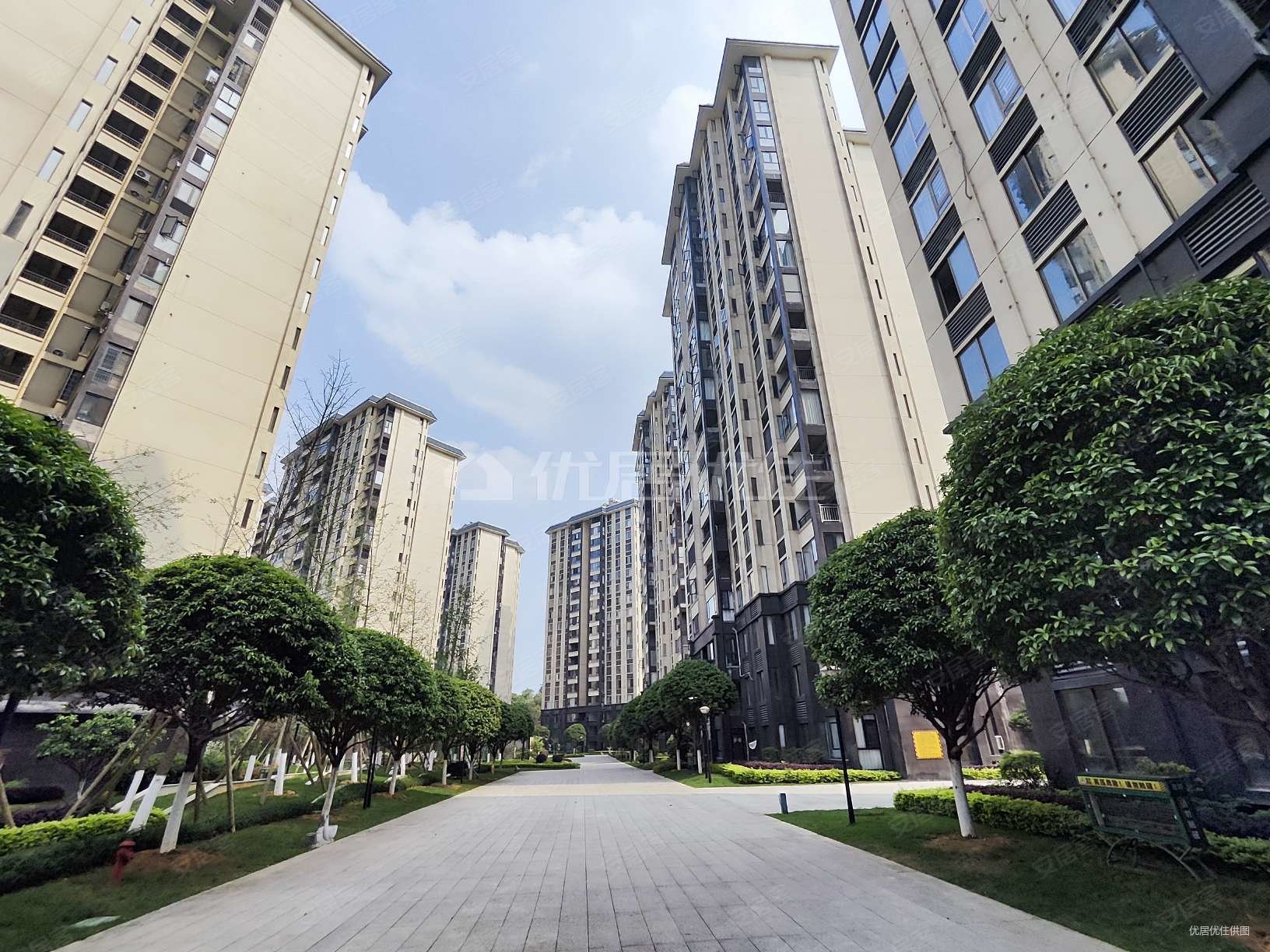 毛坯电梯房永意山语城5室朝向北诚心出售价格可议