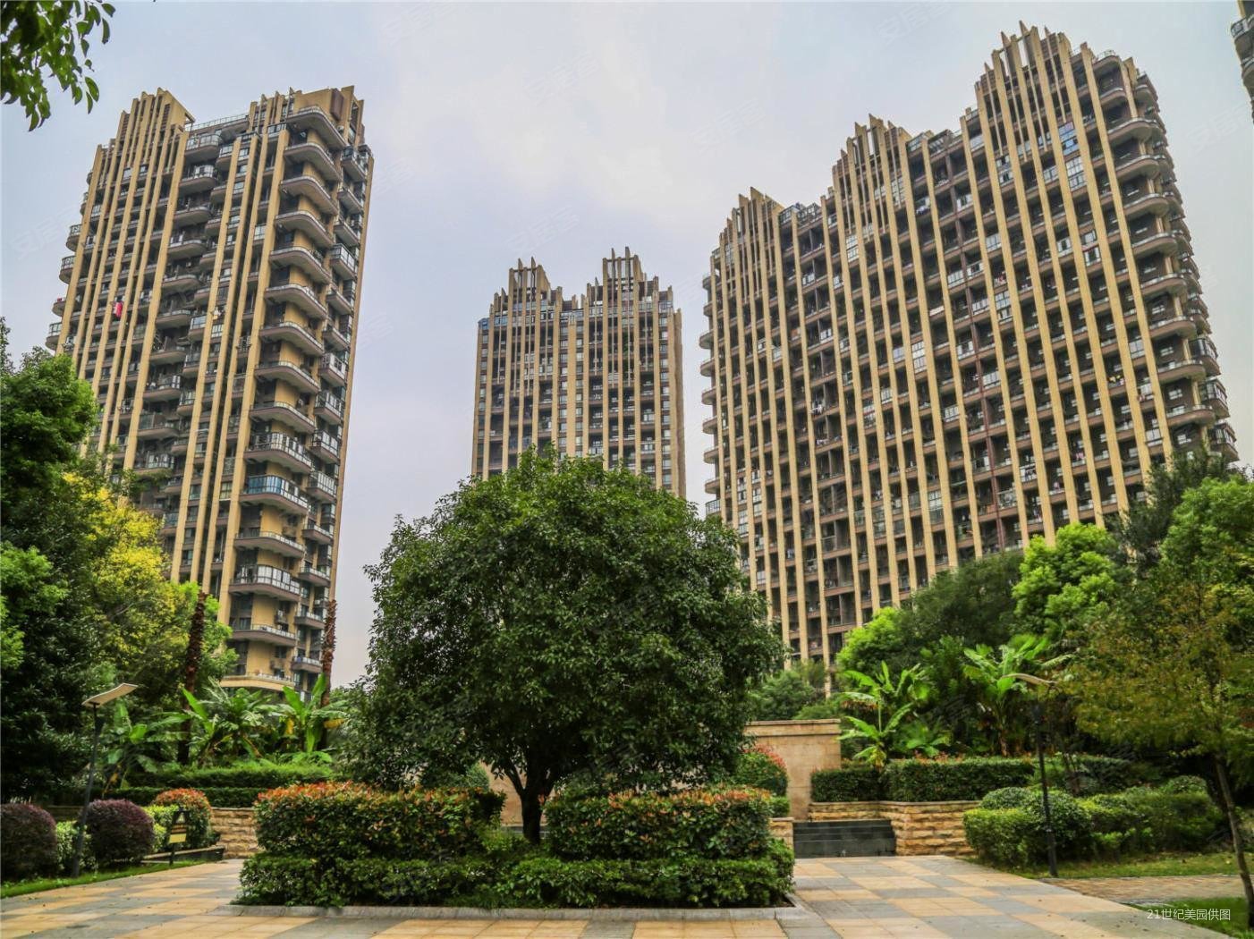 保利东湾精装双阳台自住装修清爽一线江景!