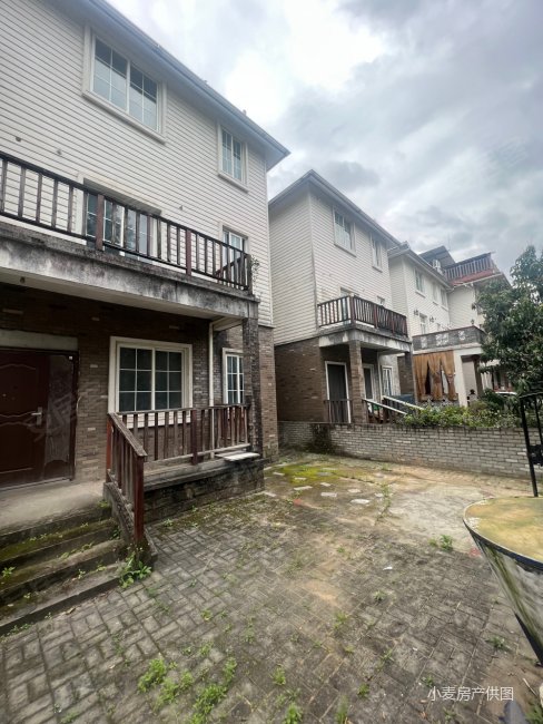 绿洲家园3期联排别墅330万 花园100平方 厅挑高7米