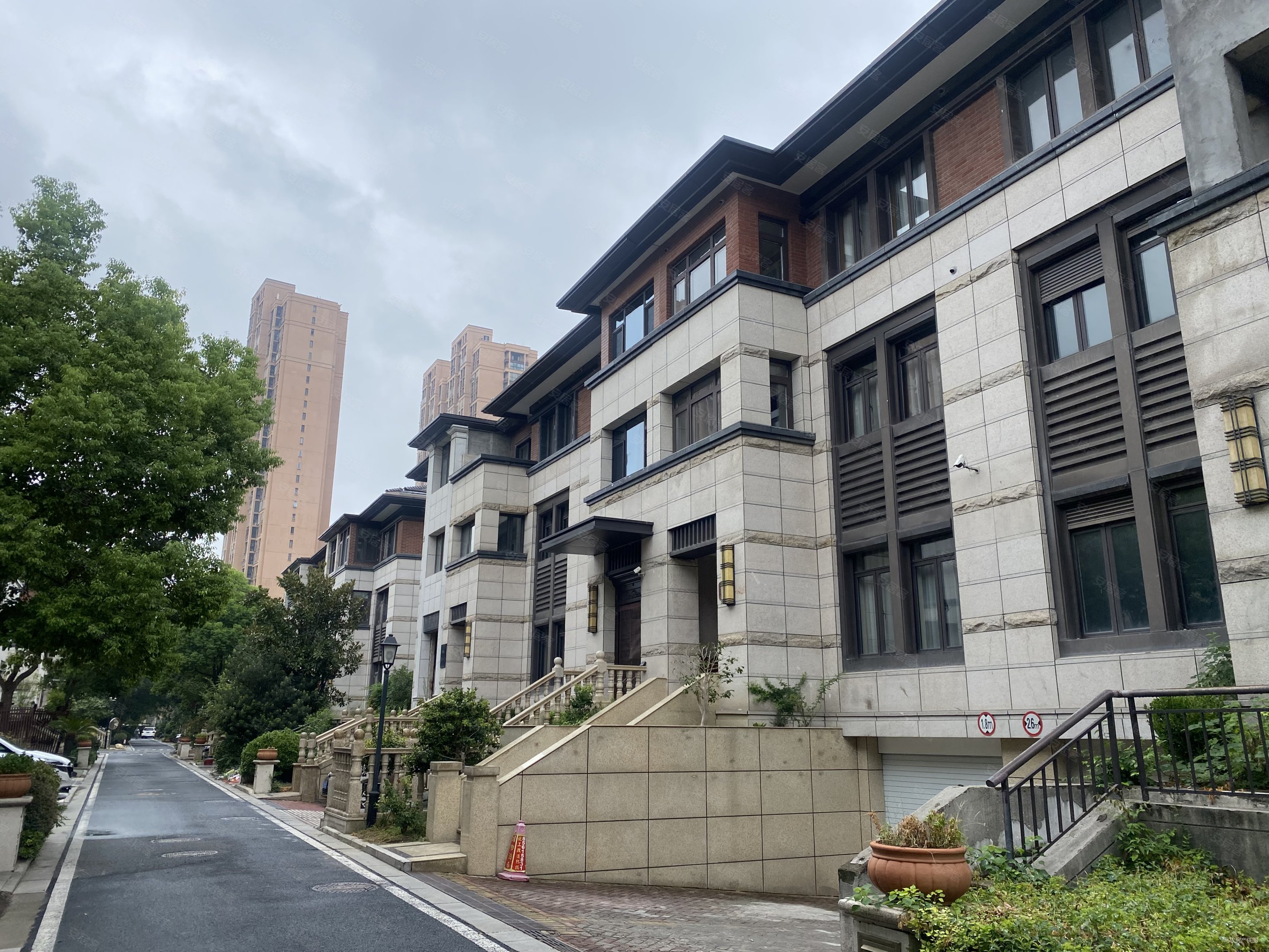 御龙山花园(别墅)5室3厅5卫379㎡南799万