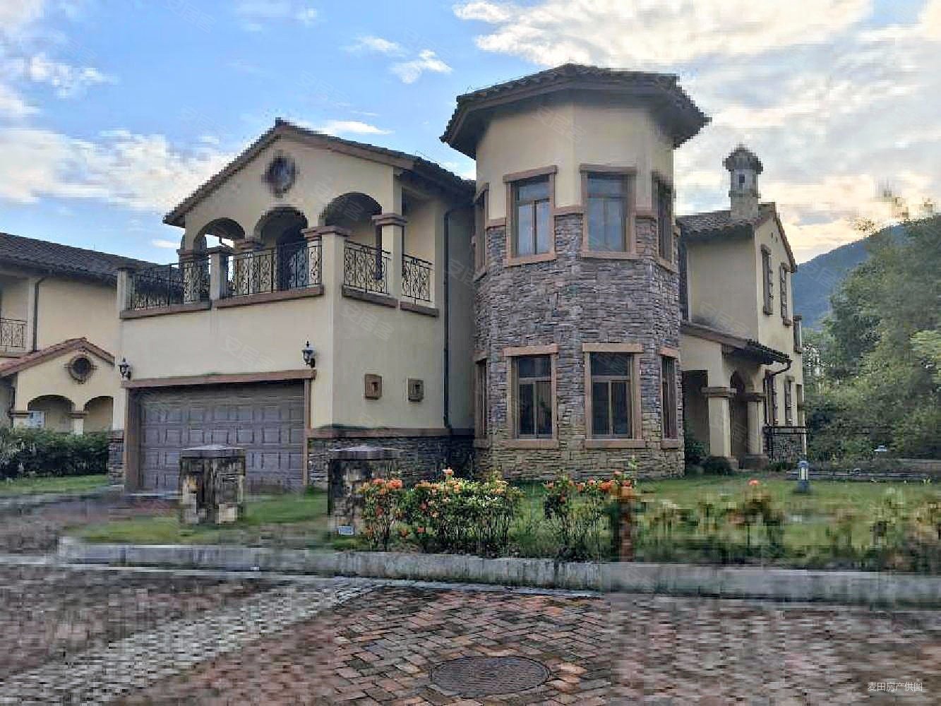 云亩三期独栋别墅占地3亩沿外湖全景高尔夫球场