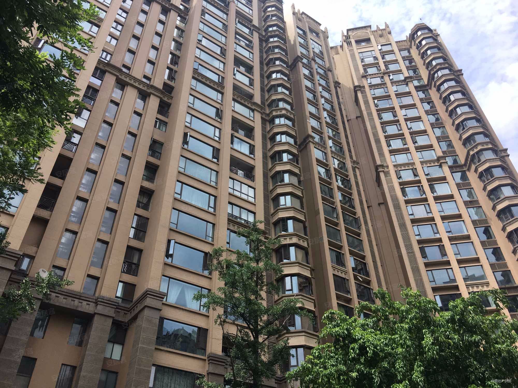 149户型顶跃,花园面积有160平,可看双子塔视野很美,安静,中海城南一号