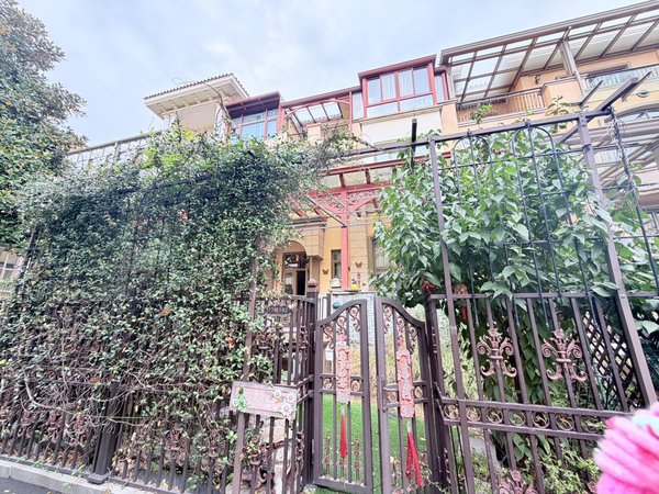 金华婺城湖海塘保集蓝郡(别墅)保集蓝郡别墅4层豪装自住会配家具实景更好看好谈出租房源真实图片