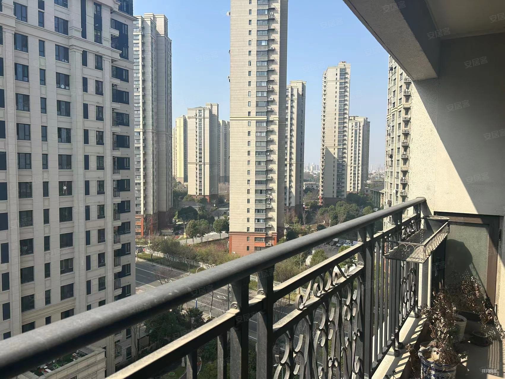 铂悦公馆122平毛坯3房2卫212万诚心出售随时可看