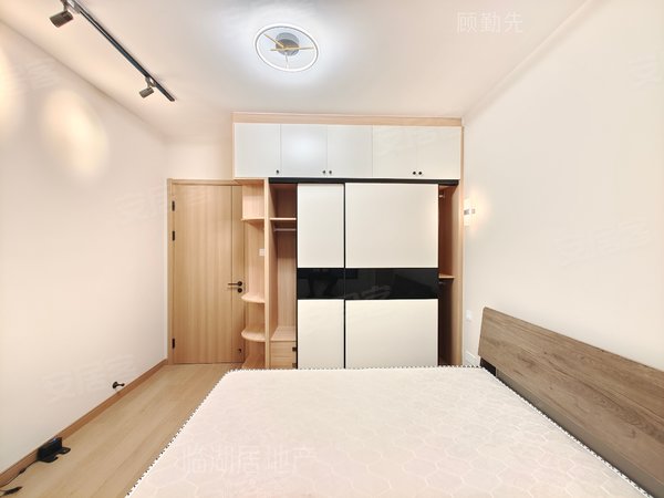 上海浦东南汇周边馨雅铭苑新天地附近 2室2厅1卫 精装 电梯高层 环境