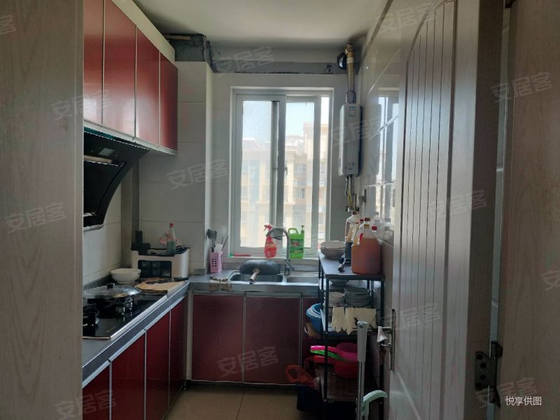 新城佳苑南北通透嗯,好楼层采光好看房方便,房主诚心卖房.