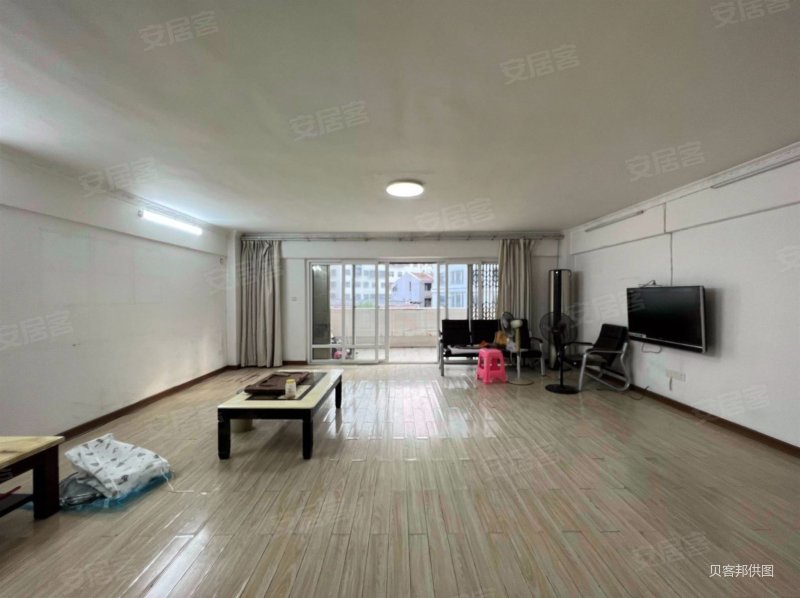 金帝花园电梯大四房60平的大客厅加10米大阳台