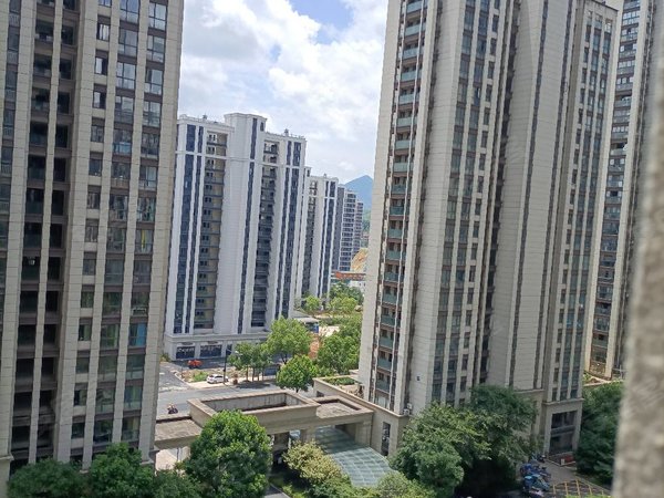 杭州临安青山湖大园新城(公寓住宅)家具家电齐全,看房方便,离地铁口近
