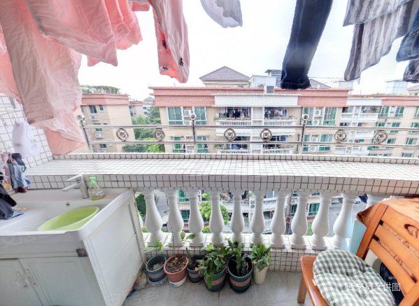 地铁口800米的小区,南向三房,电梯在使用了,业主诚心卖,东华花园二手