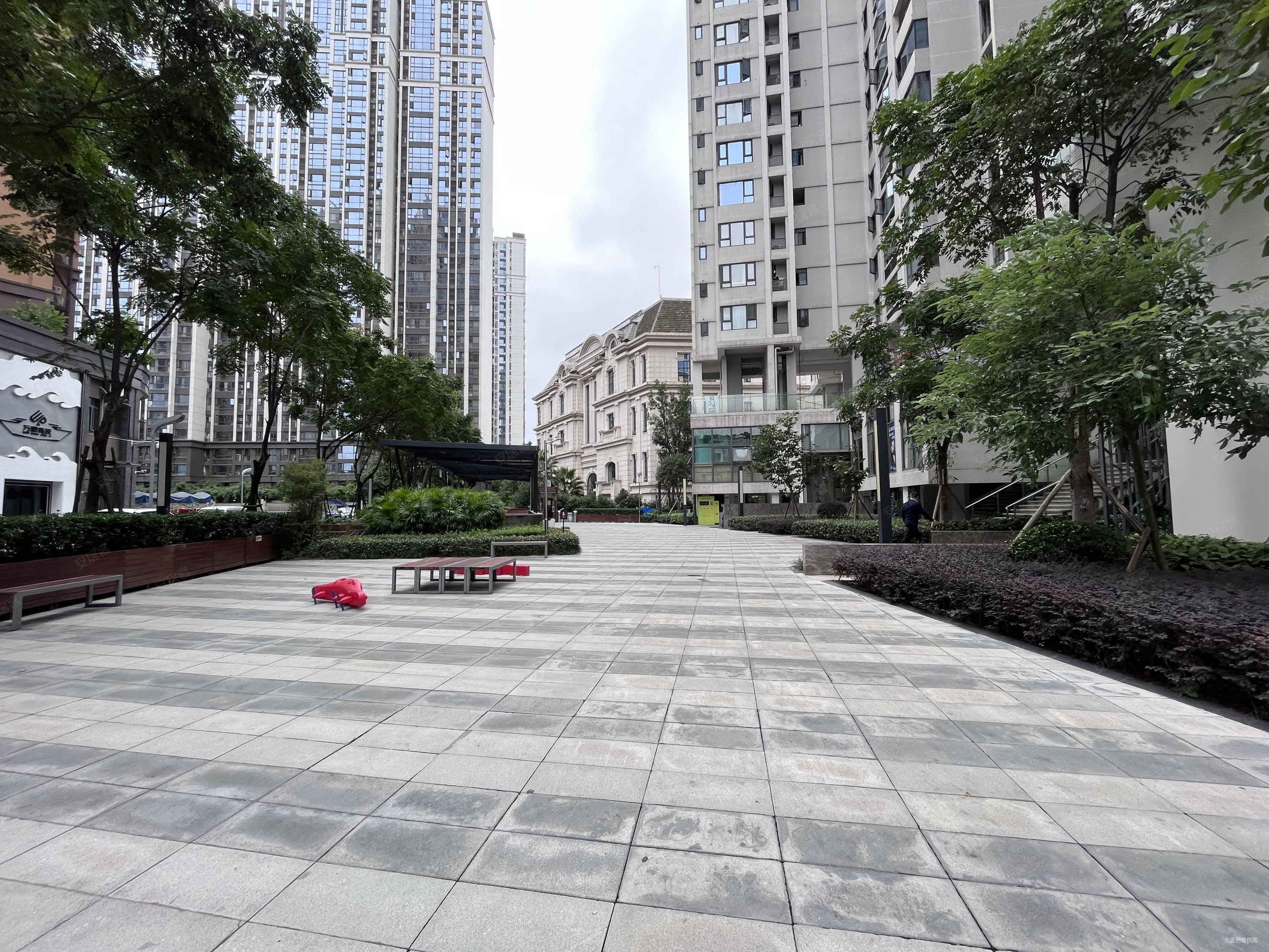 戛纳湾金棕榈精装套二中间楼层诚心出售