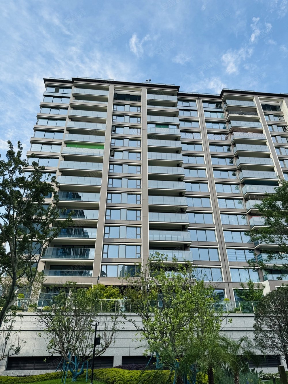 鲁能星城外滩长江序4室2厅2卫270㎡南北650万