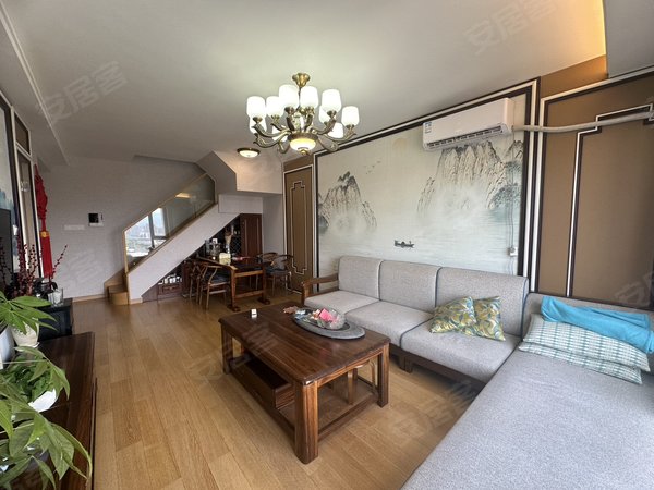 万达周边精装4房复式楼,装修高档,品牌家具家电,拎包入住