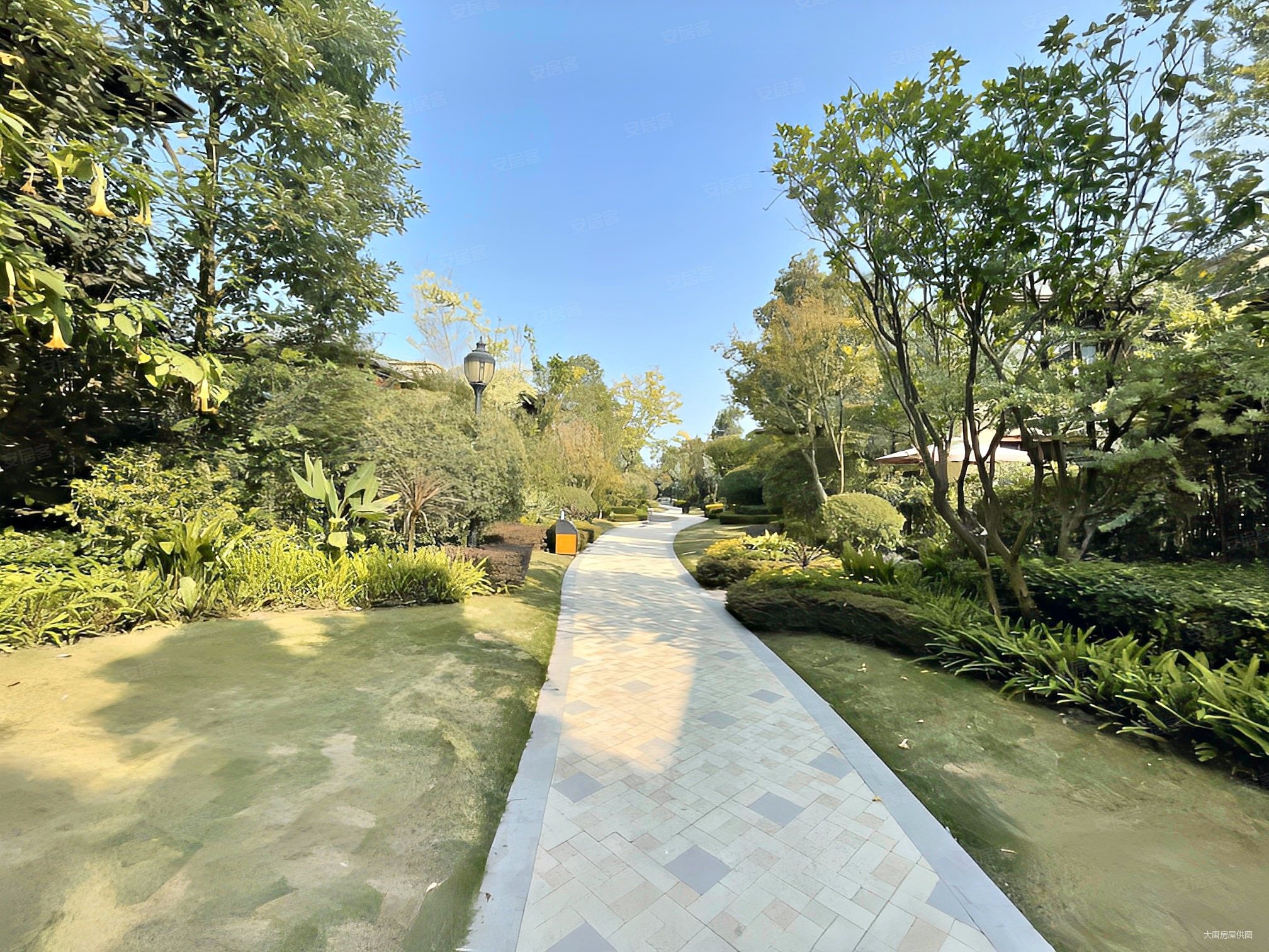 龙湖小院青城2室2厅1卫63.44㎡南北75万