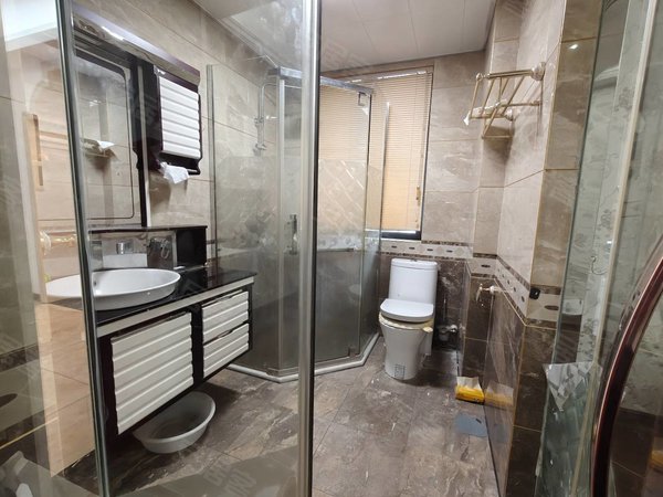 金华永康永康市区金色港湾金色港湾，湖景房，超大客厅，包物业带车位，拎包入住出租房源真实图片