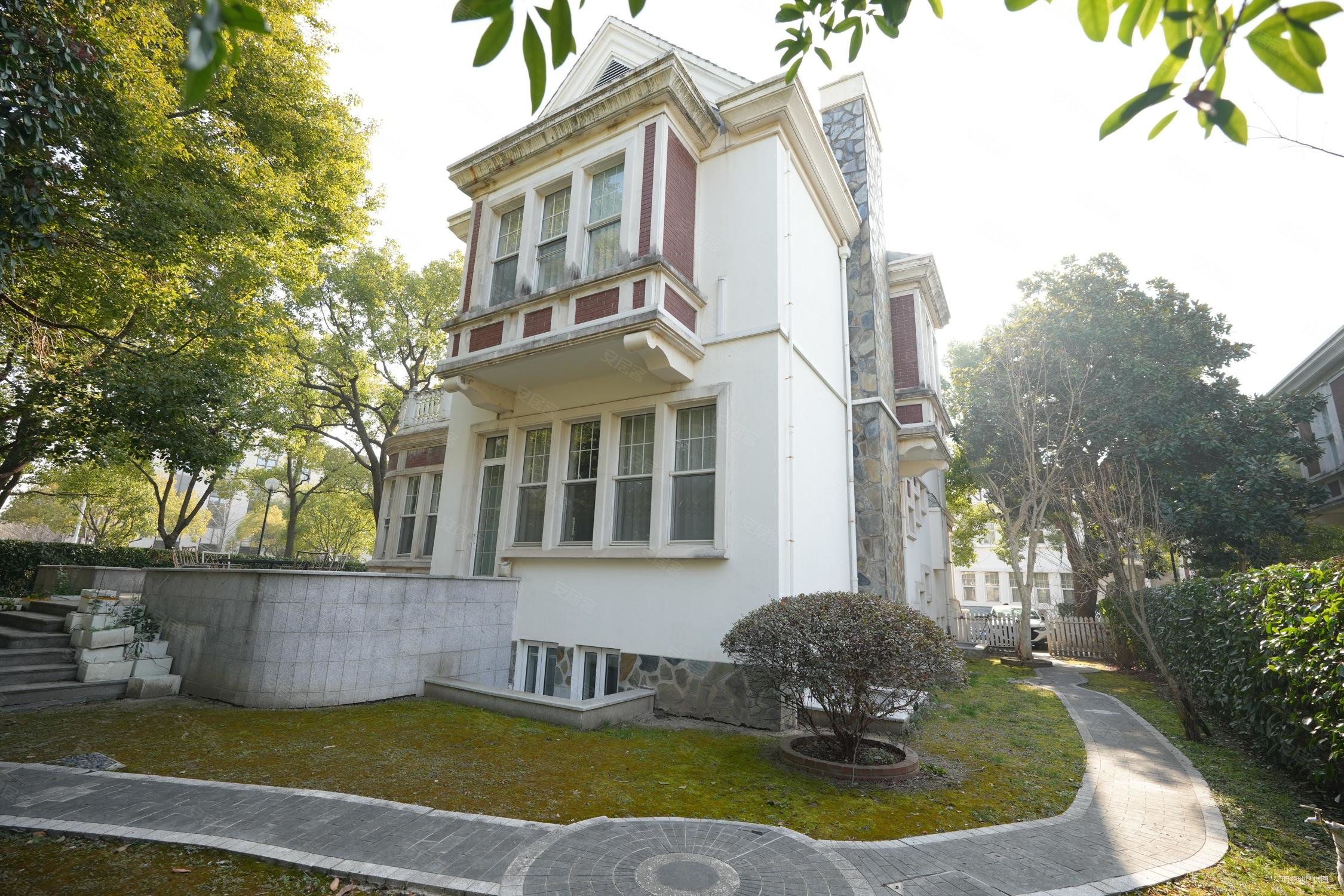 主营东郊花园别墅东郊国宾区占地千平与明星做邻居