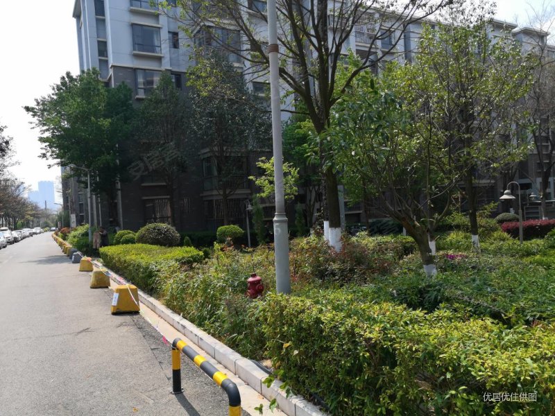 宜和路地铁站旁白龙潭沁园小区169平米精装修带全套家电家具