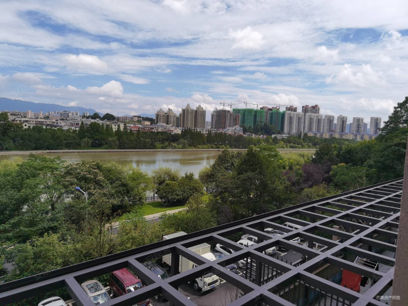 新月半岛壹号公馆全新装修4房晚上在家就能看到美丽的浏阳河