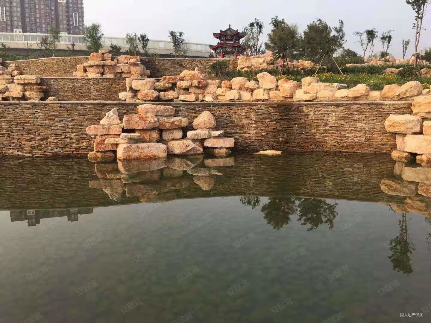 西环公园旁玉龙小区139平三室203万 急售