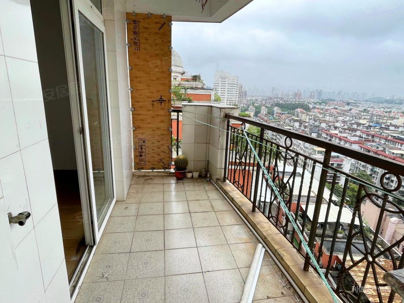 鹭江新城(四期) 出行方便 南向采光好 小三居 满二 临地铁