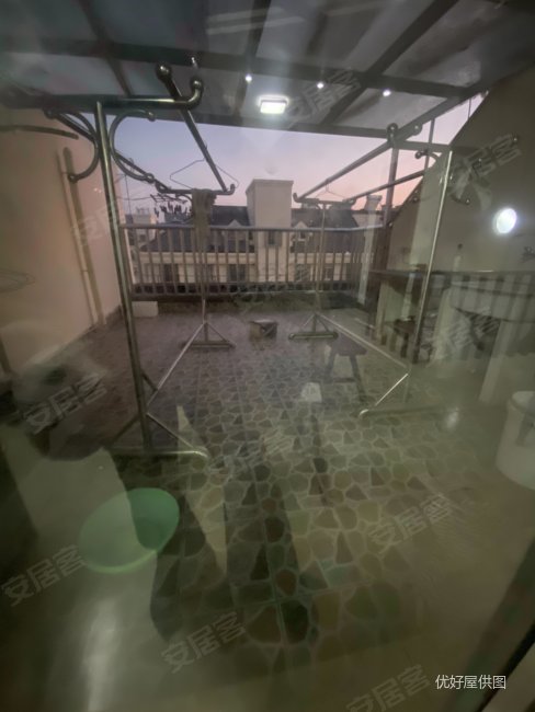 花苑新村顶复满五  带南大露台带车库喜欢这样复试的家人可看