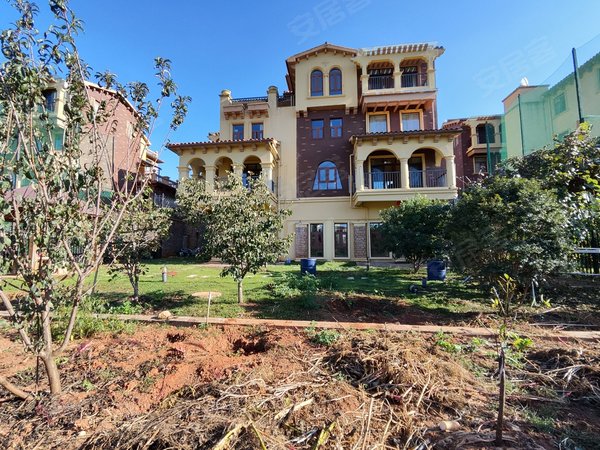 昆明西山滇池度假区滇池卫城悦湖郡高尔夫独幢大别墅 带400平临湖花园