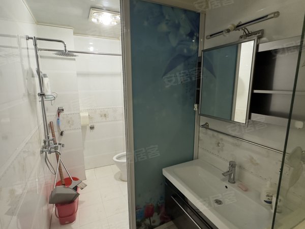 巴音郭楞库尔勒老城区聚荣大厦年租季度付金三角旁 聚荣大厦精装电梯两室家具家电齐全随时看房出租房源真实图片