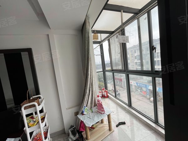 苏州常熟东南开发区湖畔现代城(二区)随时看房,小区交通便捷,多路公交