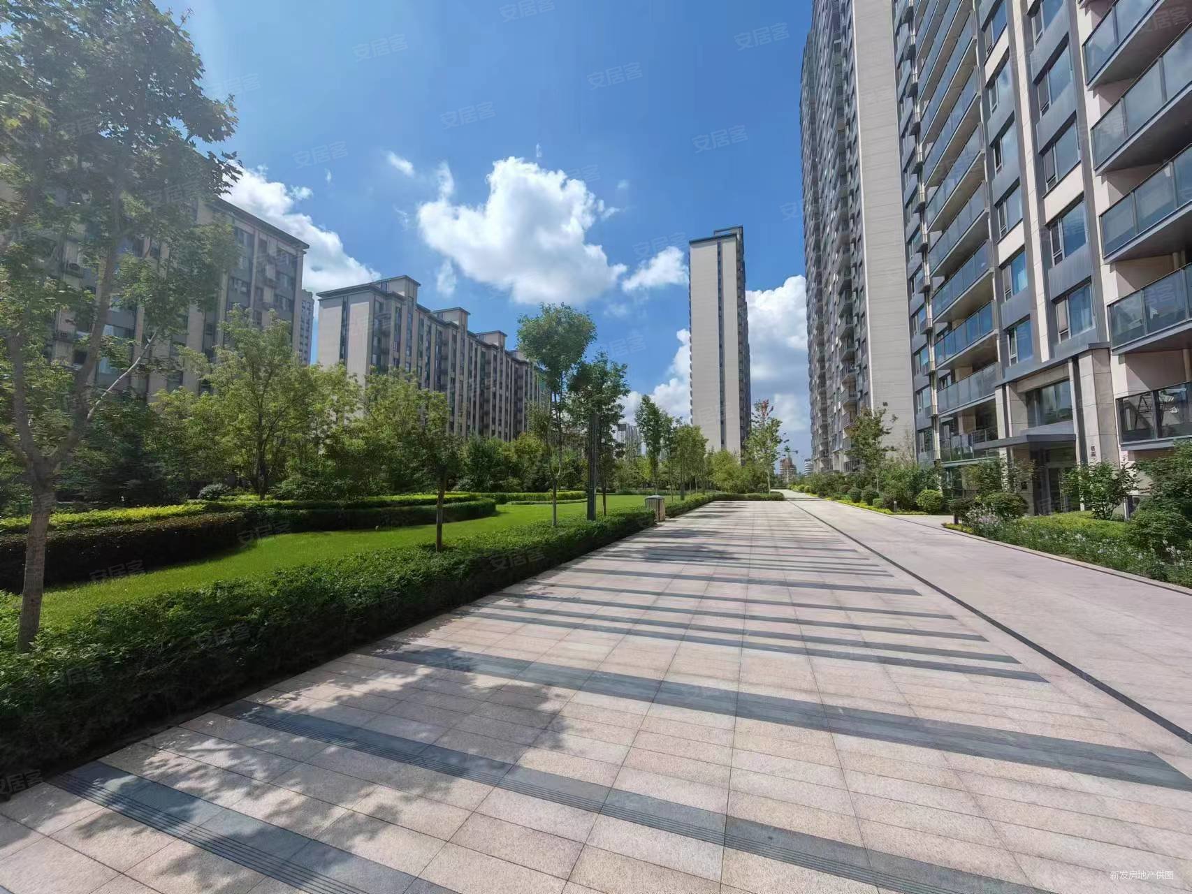 伟峰壹湖国际 住宅的天花板 另有车位 南北通透 小高层随时看,壹湖