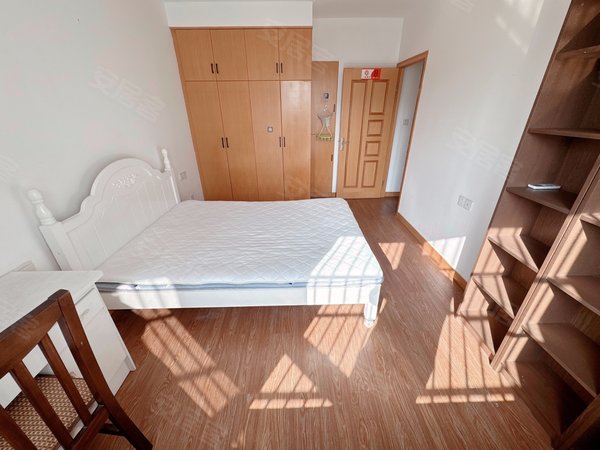 宁波鄞州万达广场半岛名邸万达广场 朝南飘窗 采光好 实体墙 地铁3号