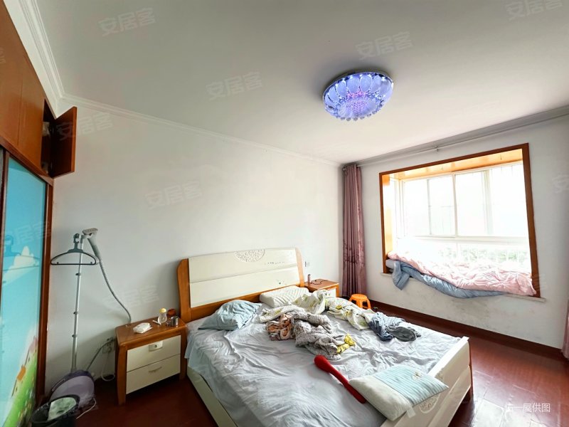 龙池花园 居住密度低 满五   商品房 高楼层视野好 有电梯