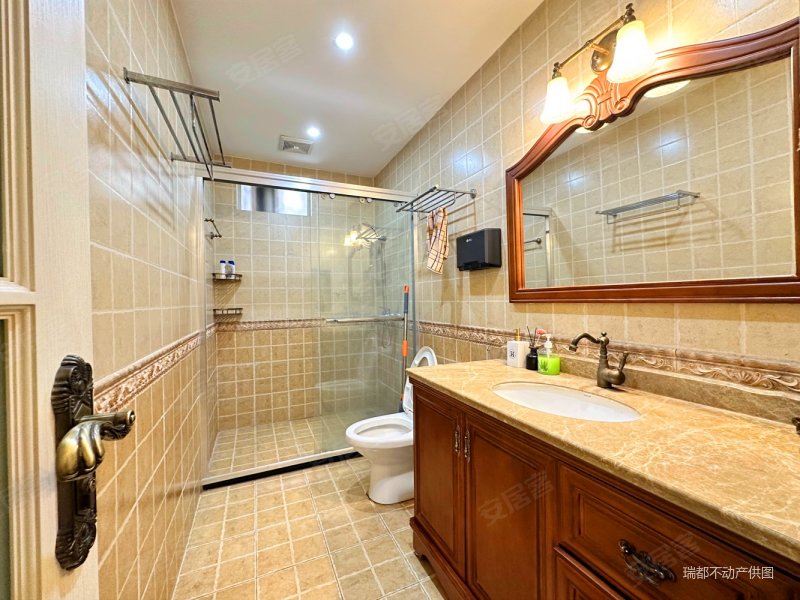 带70平米大花园 一楼跃层 客厅挑高6米 精装修