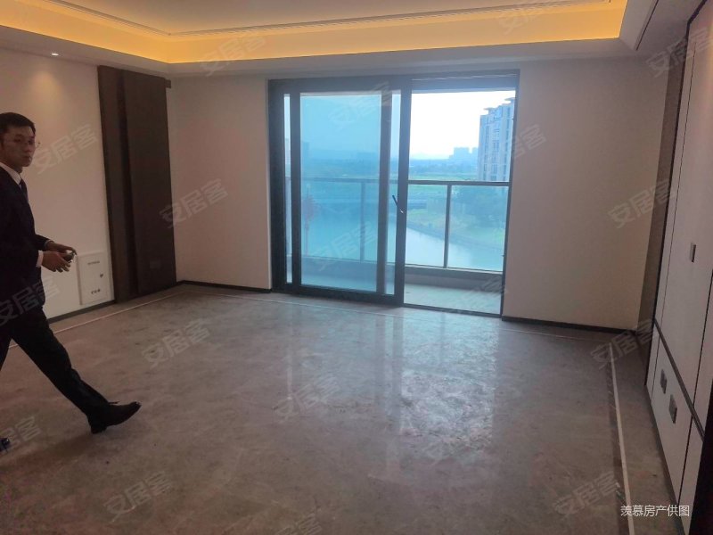 上湖城章(三期)4室2厅3卫172.63㎡南北1018万