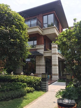 成都万达城 90联排别墅 有天有地有花园 使用面积180平