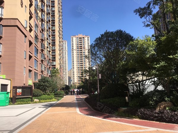 昆明西山前卫营润城八区万达广场旁润城八区精装三室带家具家电拎包