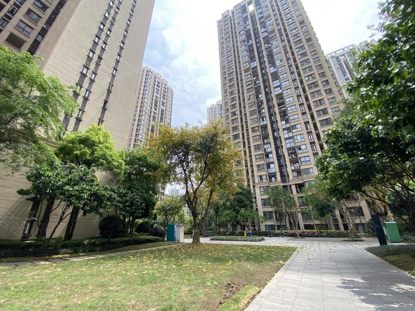 重庆沙坪坝西永龙湖好城时光一号线地铁站旁边的房子,家具家电齐全