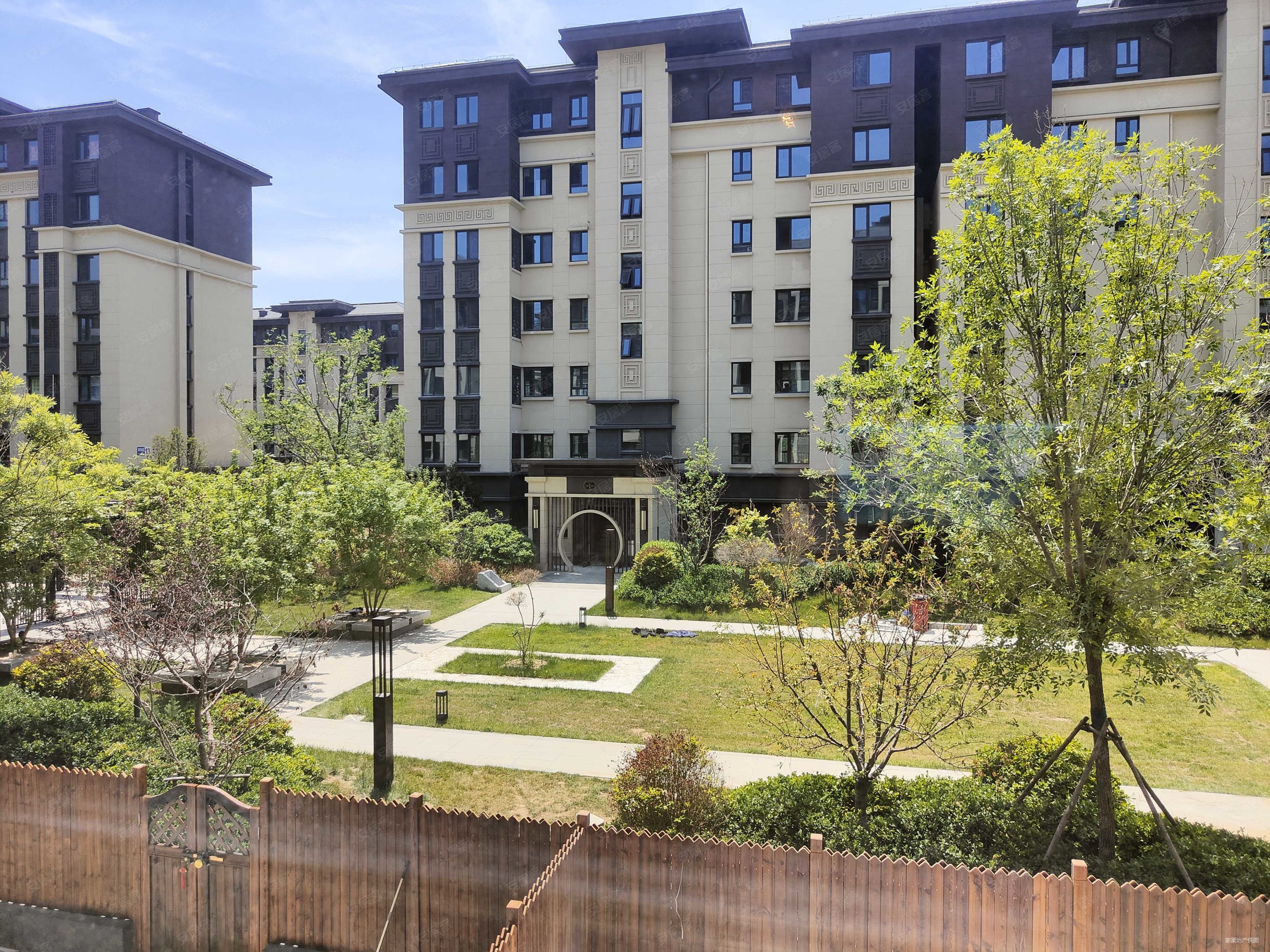 荣盛锦绣学府3室2厅3卫120㎡南137万