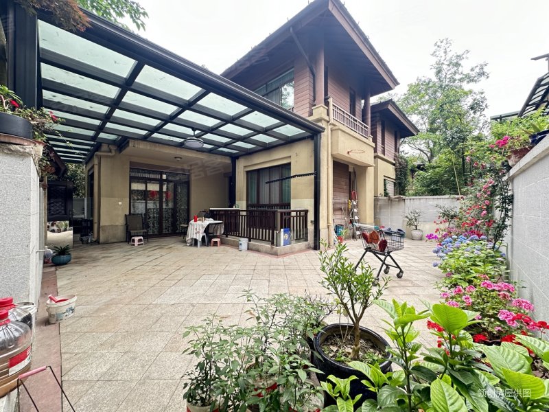 龙湖小院青城4室3厅4卫95.88㎡南北190万