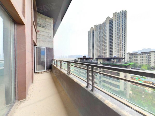 曲江东海亮唐宁府顶跃带露台地铁8号线房子随时可看