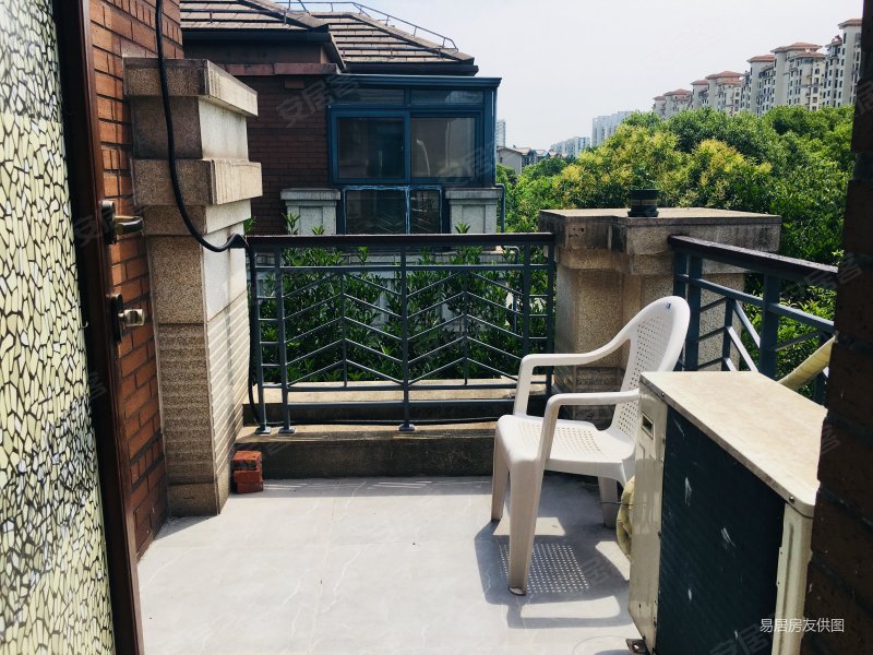 新天地荻泾花园(别墅)4室3厅3卫193㎡南北880万