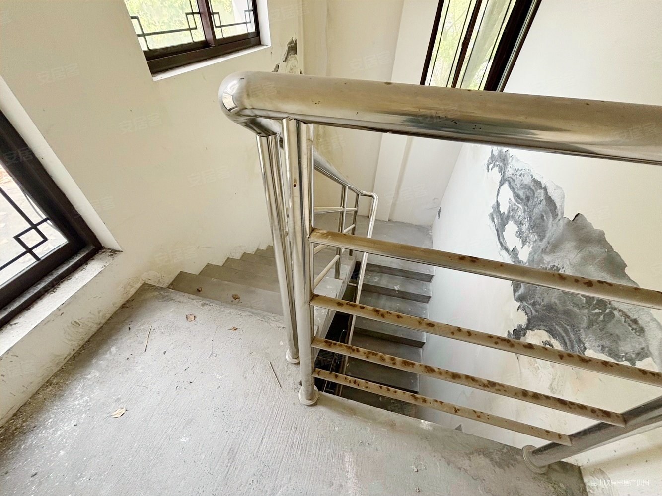 南湖秋月4室2厅4卫258㎡南320万