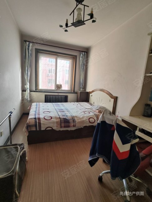 兴华小区三楼100平带大车库房本满五年