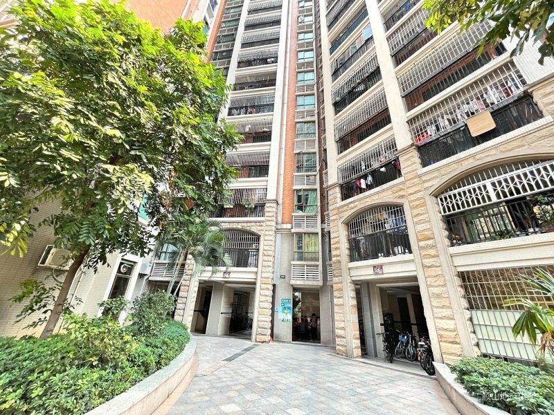 新君汇花地湾3室2厅2卫104㎡南163万