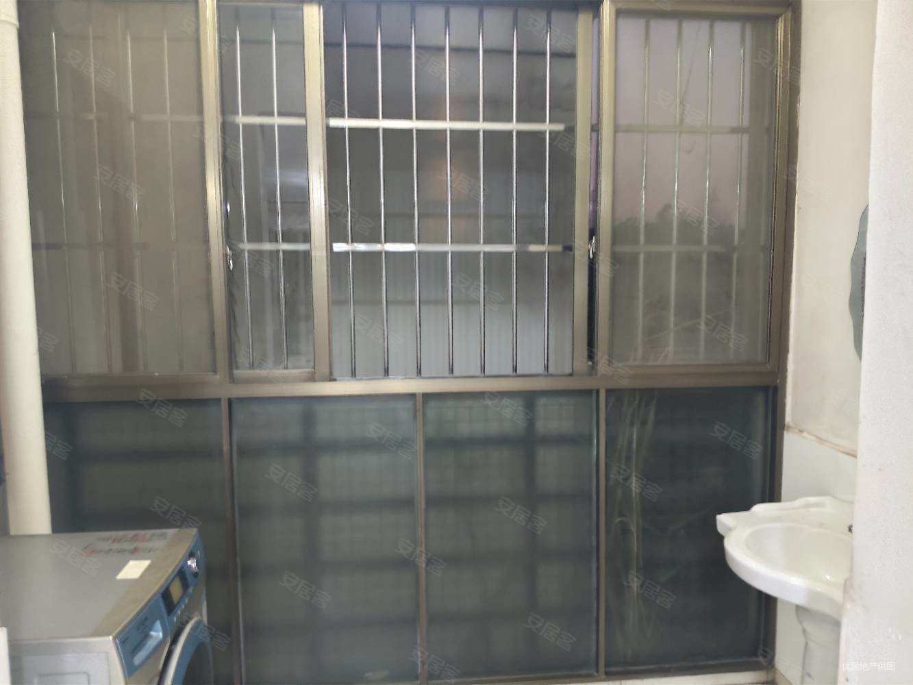 东湾桃花苑4室2厅2卫127.58㎡南北28.8万